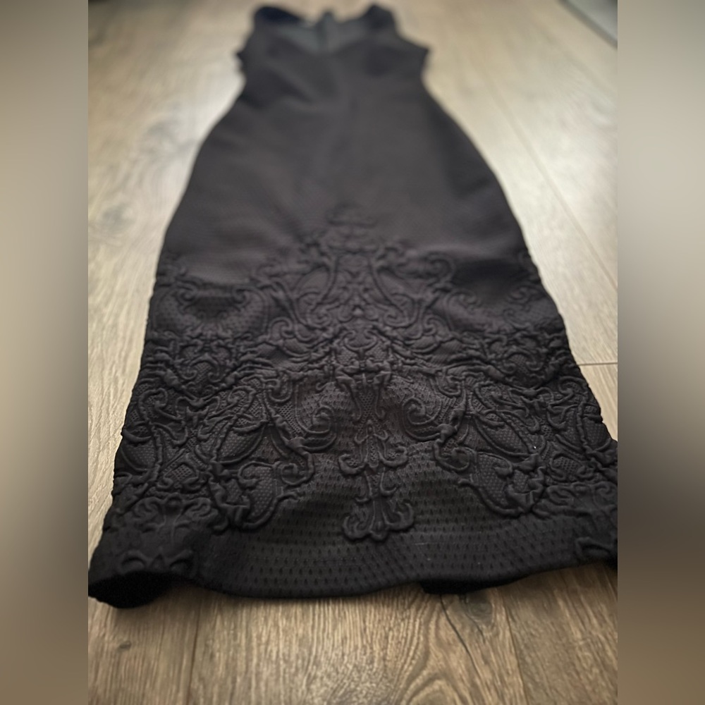Bebe Embroidered Sleeveless Low V Cocktail Dress in XS - Picture 4 of 7